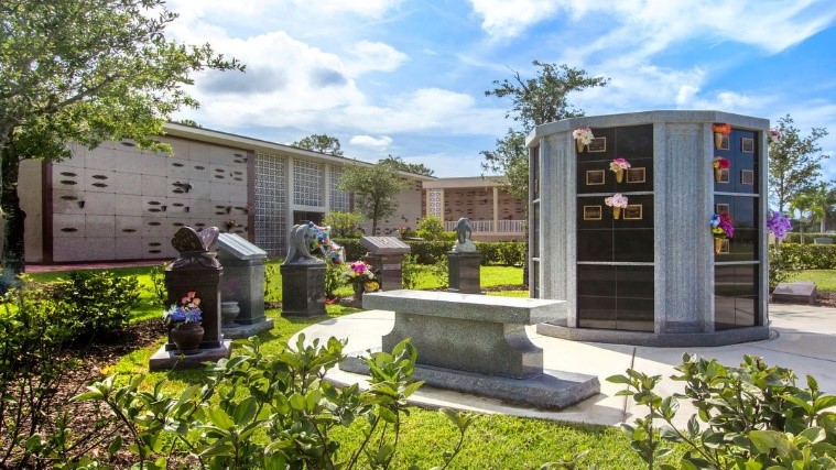 mausoleum-at-louis-cicalese-cemetery